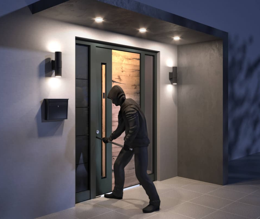 Il ladro tenta di forzare l'ingresso attraverso la porta blindata Inotherm, ma senza successo.
