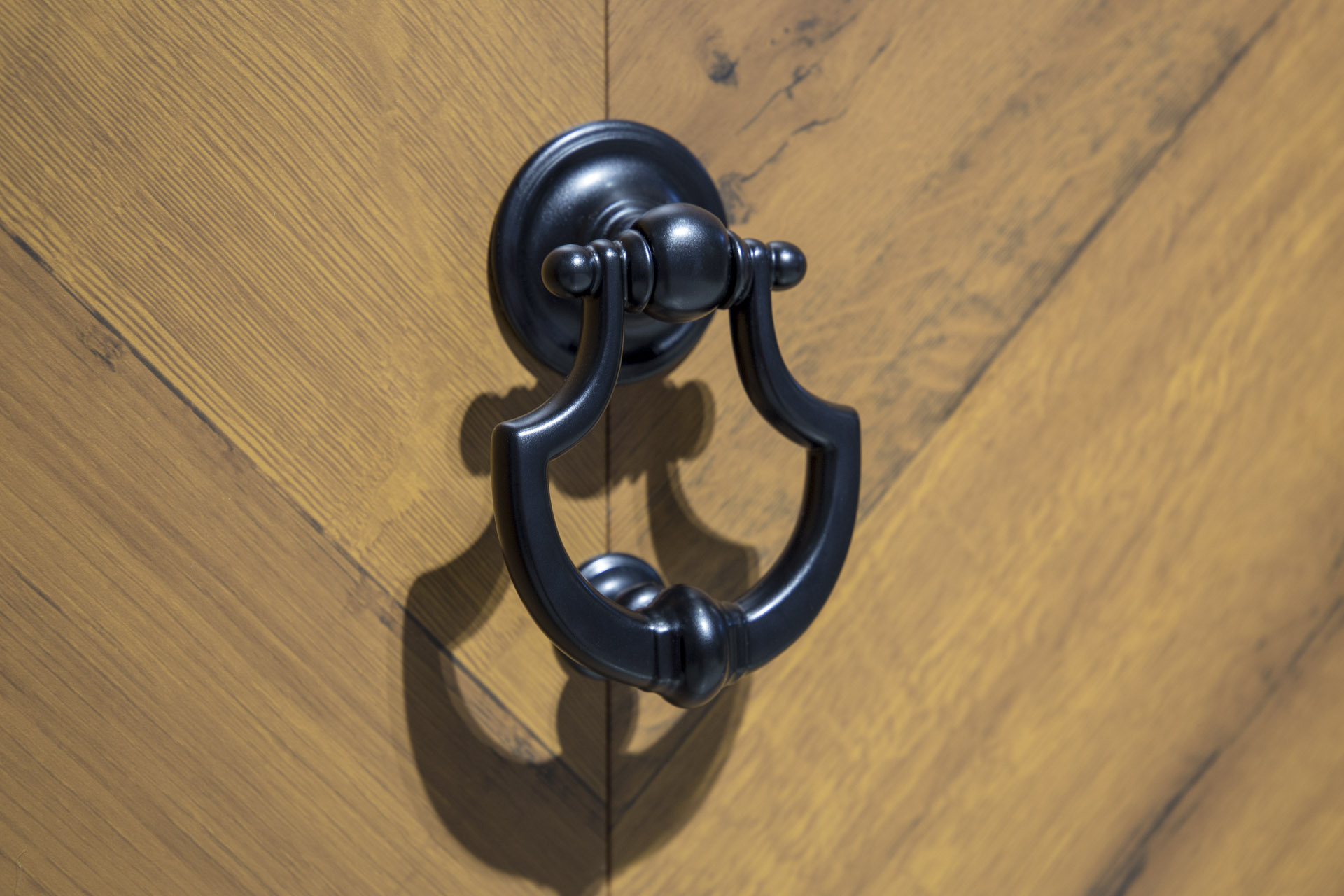 Battente nero su porta d’ingresso effetto legno