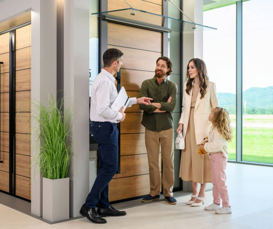 La famiglia acquista porte d'ingresso Inotherm