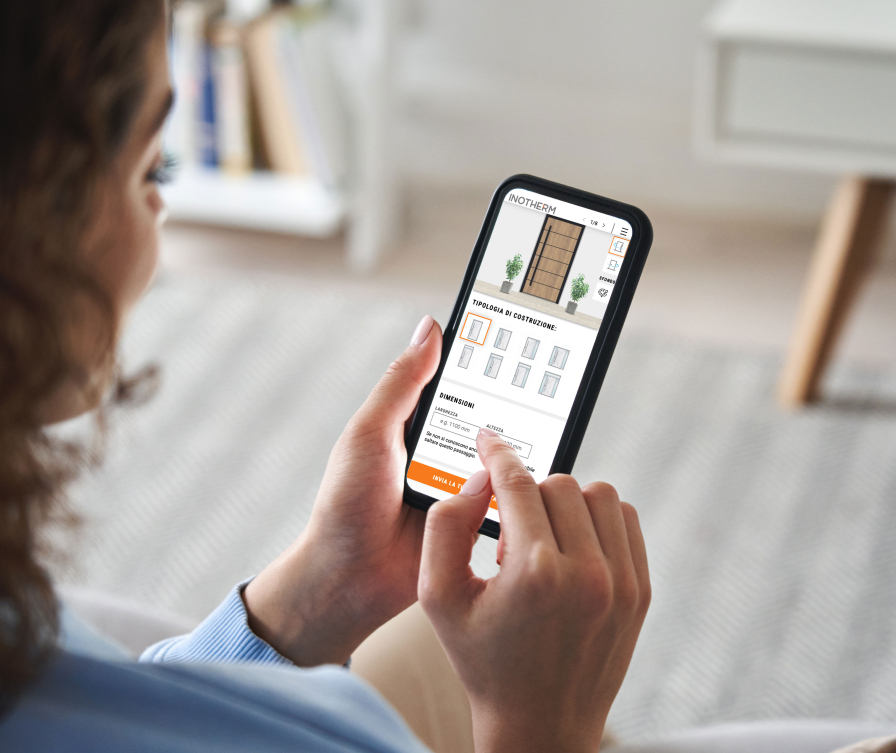 una donna guarda un telefono e visualizza la selezione di porte blindate