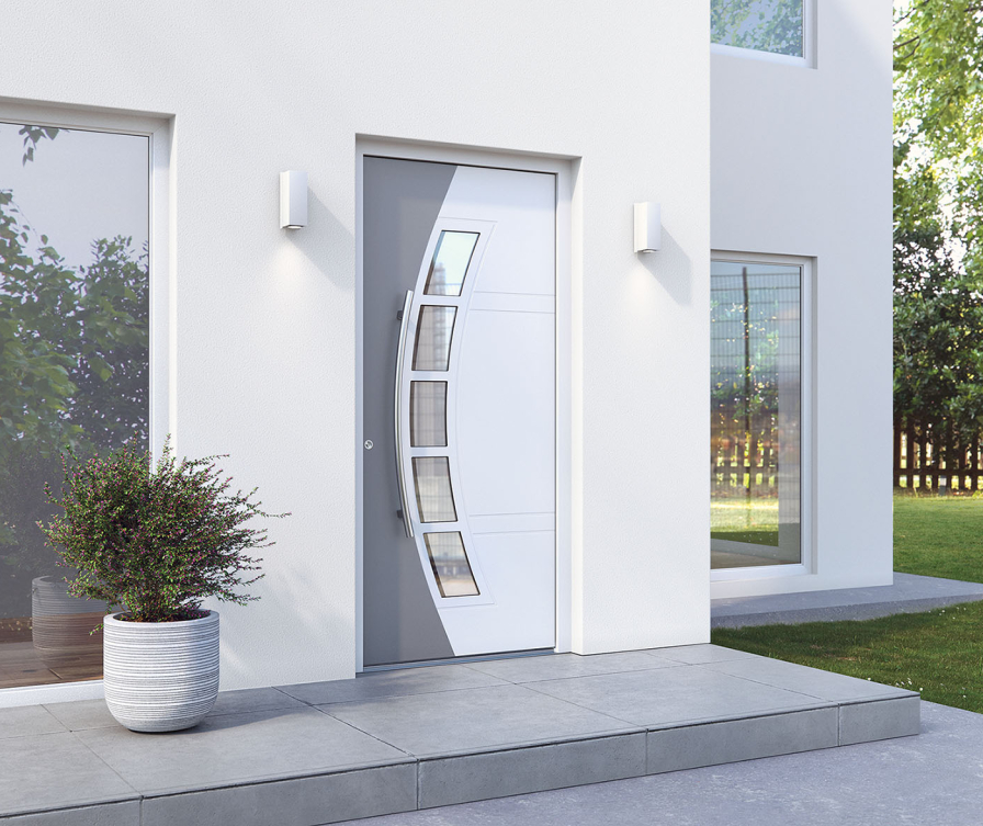 Porta d’ingresso vetrata in colori grigio e bianco.