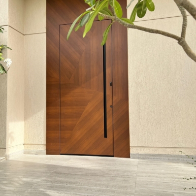 Vrata z lesnim dekorjem in asimetričnimi linijami, poglobljenim ročajem in pa panelom nad in ob vrati