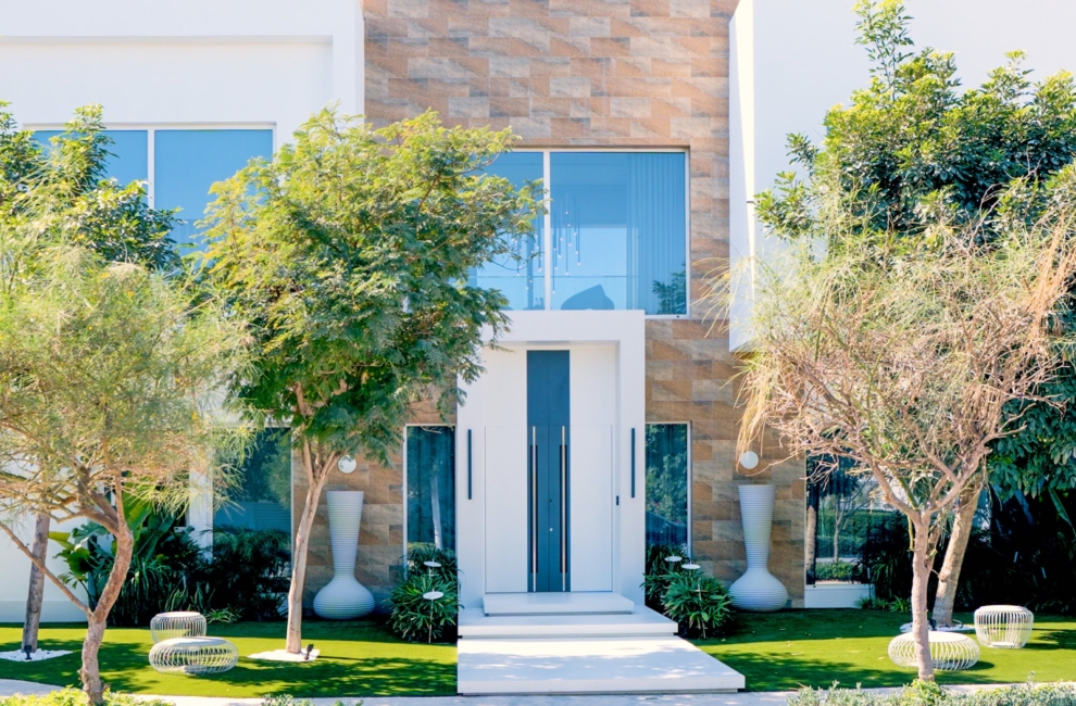 Bela dvokrilna vhodna vrata, izdelana po meri