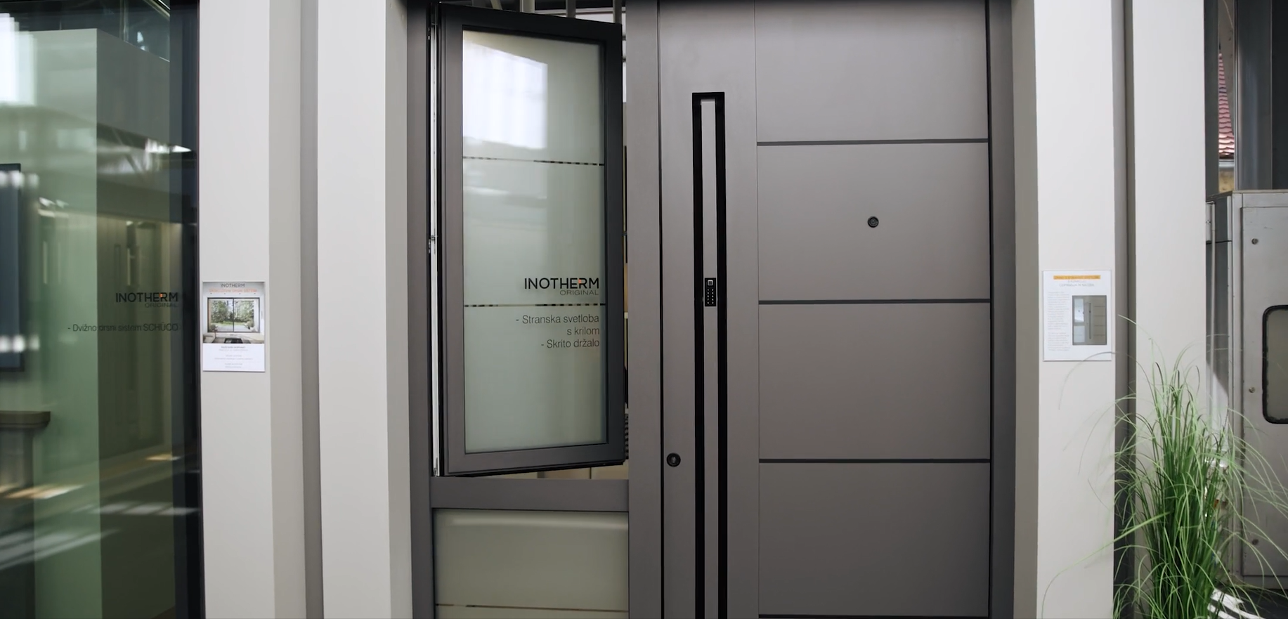 Samostojno okensko krilo pri vhodnih vratih