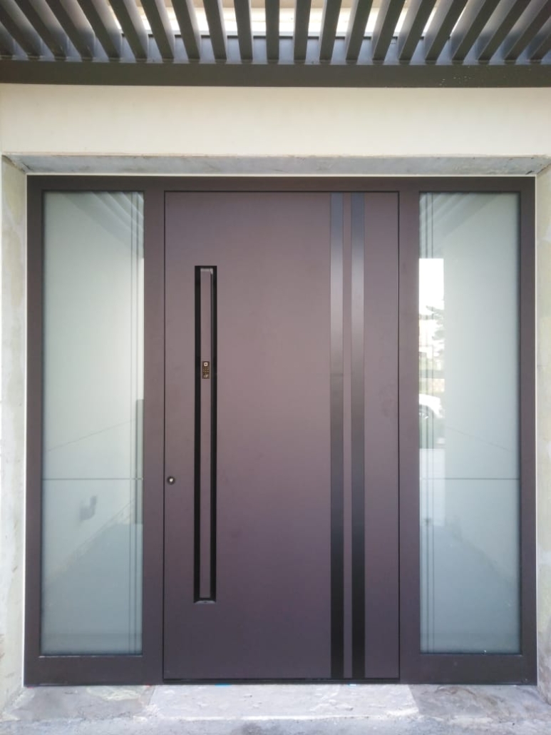 Single Door with Side Lights - JGE Siva vhodna vrata z obsvetlobama, poglobljenim ročajem in motivom dveh črt po celotni dolžini