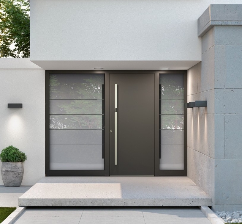 Porta d’ingresso grigia con ampie superfici vetrate laterali
