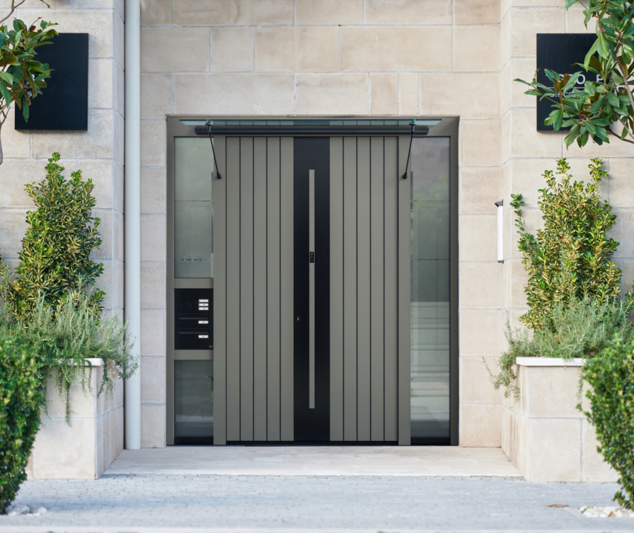 Porta d’ingresso grigio-nera con elemento laterale vetrato, pensilina e cassetta postale