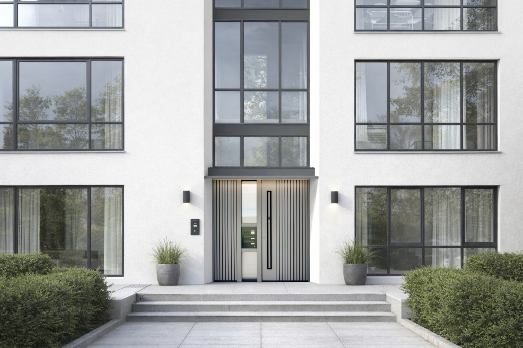 Edificio residenziale plurifamiliare con ampie superfici vetrate e porte d’ingresso grigie