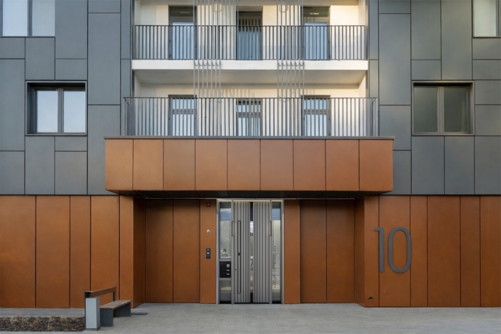 Edificio residenziale plurifamiliare moderno con porte d’ingresso grigie