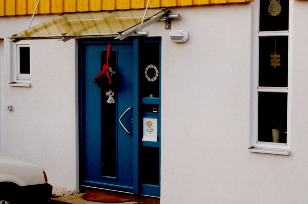 Vecchia immagine di una porta d’ingresso blu