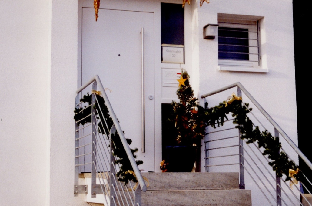 Vecchia immagine di una porta d’ingresso bianca